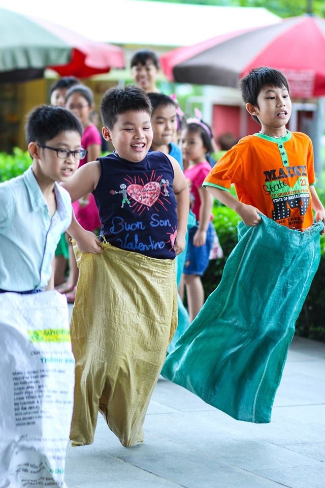 Tìm lại tuổi thơ qua lễ hội “Rước trăng chơi phố 2016” - 5 Tìm lại tuổi thơ qua lễ hội “Rước trăng chơi phố 2016” - 5