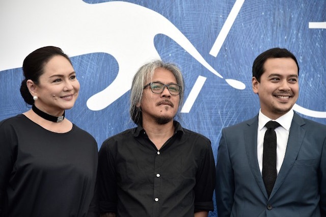 Đạo diễn Lav Diaz (giữa) và nữ chính Charo Santos