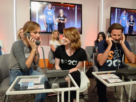 Những nghệ sĩ nổi tiếng của giới giải trí Mỹ như các diễn viên Kristen Wiig, Emma Stone, Bradley Cooper đã trực tổng đài điện thoại của chương trình “Stand Up To Cancer”.