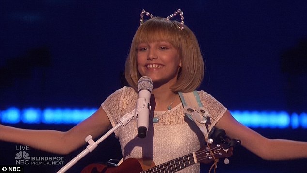 Lần đầu tiên Tìm kiếm Tài năng Mỹ có quán quân nữ sau một thập kỷ - 1 Cô bé Grace VanderWaal tiếp tục trình bày một nhạc phẩm do mình tự sáng tác trong đêm chung kết Tìm kiếm Tài năng Mỹ với tổng cộng 10 tiết mục tranh tài.