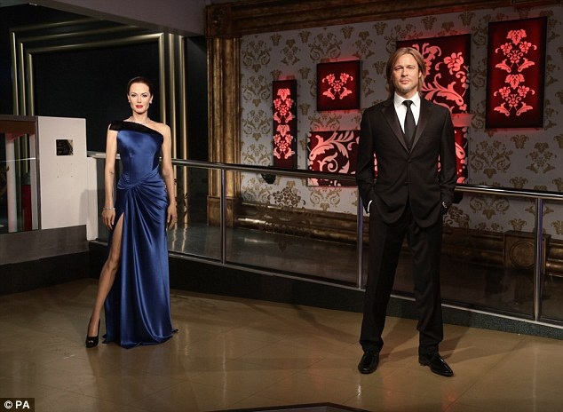 Tượng sáp của Brad Pitt và Angelina Jolie bị chia tách - 1 Viện bảo tàng tượng sáp Madame Tussauds ở London, Anh đã vừa có động thái chính thức, tách rời hai bức tượng của Brad Pitt và Angelina Jolie, không để hai bức tượng này đứng sát cạnh nhau như trước nữa.