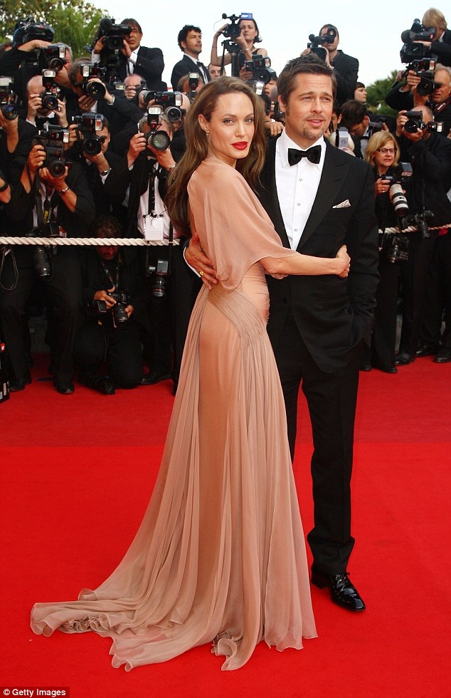 Tượng sáp của Brad Pitt và Angelina Jolie bị chia tách - 7 Cặp đôi Hollywood từng được biết đến với tên gọi “Brangelina” đã chính thức kết hôn hồi năm 2014 sau 10 năm chung sống. Dù vậy, cuộc tình 12 năm giờ đã đi đến kết thúc.