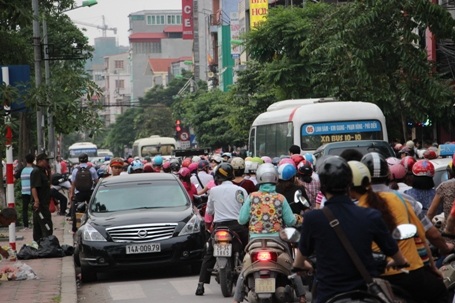 Chiếc xe ô tô 4 chỗ này được xác định là thủ phạm gây tắc đường