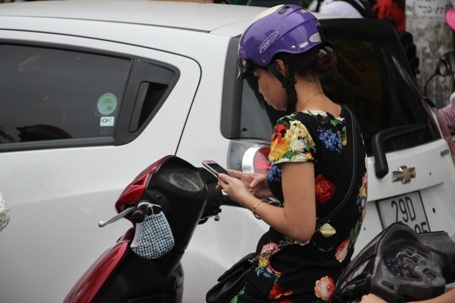 Tranh thủ nhắn tin