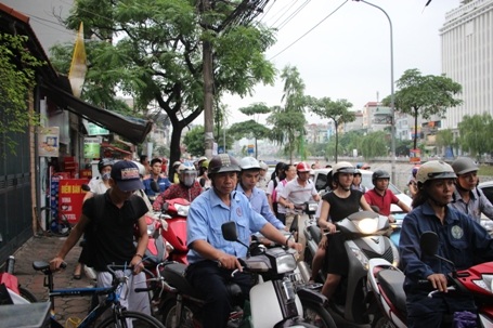 Vỉa hè cũng chật cứng người và xe