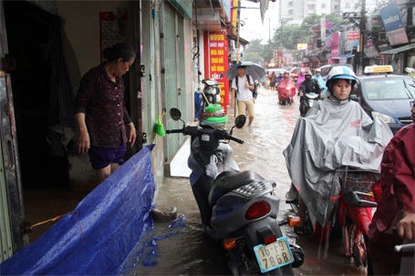 Hà Nội: Ngập, tắc nghiêm trọng sau trận mưa lớn - 31 Nhà dân phải dùng bạt chắn nước vào nhà