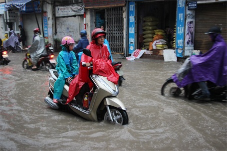 Hà Nội: Ngập, tắc nghiêm trọng sau trận mưa lớn - 26 Hà Nội: Ngập, tắc nghiêm trọng sau trận mưa lớn - 26