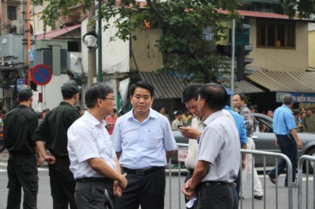 
Thiếu tướng Nguyễn Đức Chung (áo trắng ở giữa) - GĐ Công an TP Hà Nội có mặt tại hiện trường chỉ đạo lực lượng tìm kiếm cứu nạn.
