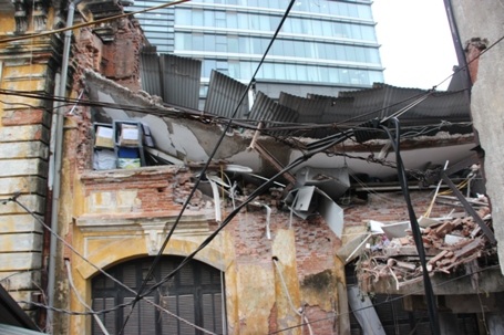 Ngôi biệt thự sập sệ ngổn ngang gạch vữa