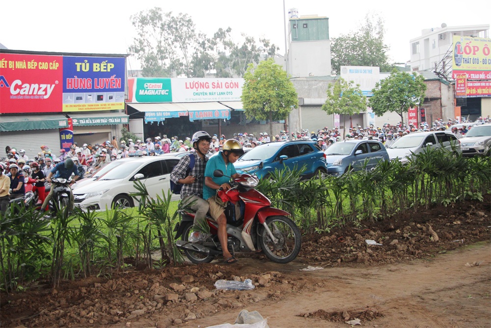 Hà Nội: Giao thông tê liệt, người đi đường "phi" lên... thảm cỏ - 3 Hà Nội: Giao thông tê liệt, người đi đường "phi" lên... thảm cỏ - 3