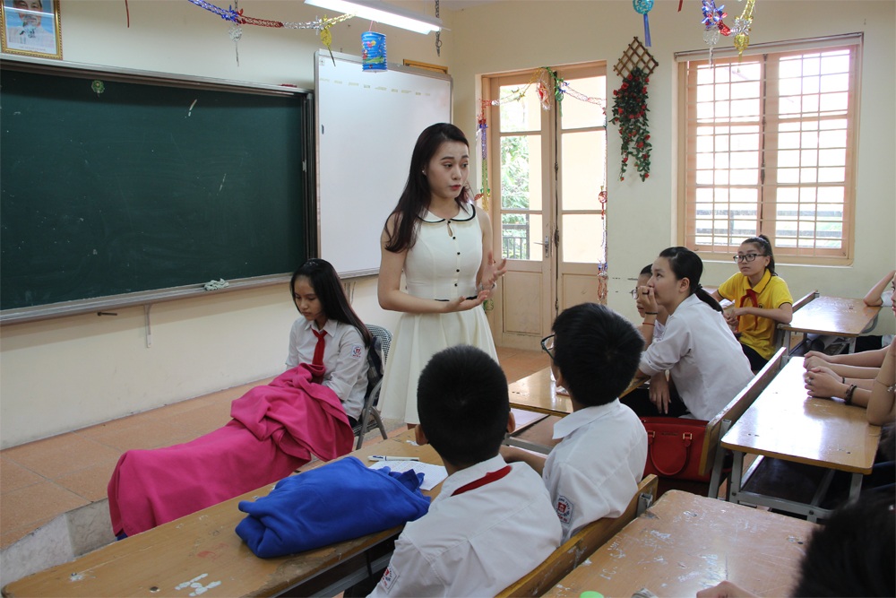 Diễn viên Phương Oanh đang hướng dẫn cho học sinh cách diễn xuất Diễn viên Phương Oanh đang hướng dẫn cho học sinh cách diễn xuất