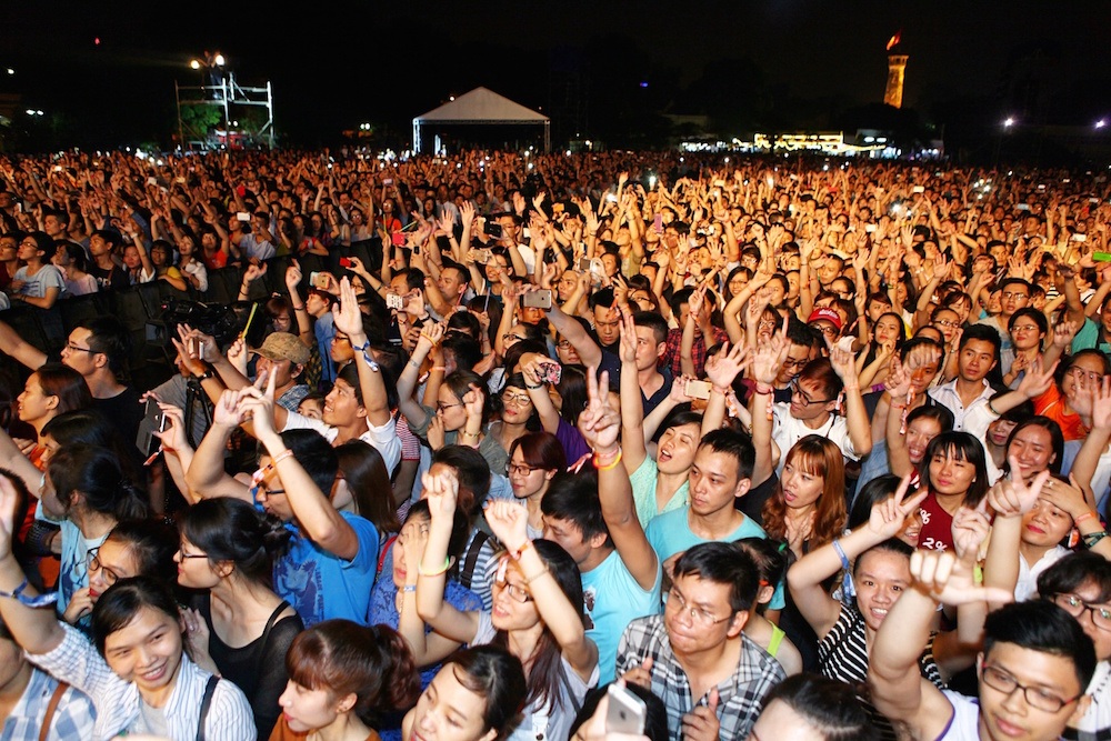 Khán giả chật cứng và cổ vũ rất nhiệt tình cho các nghệ sỹ biểu diễn