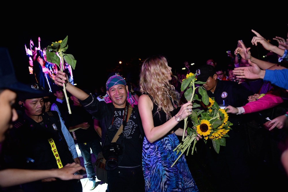 Joss Stone bất ngờ tặng những bông hoa hướng dương cho khán giả