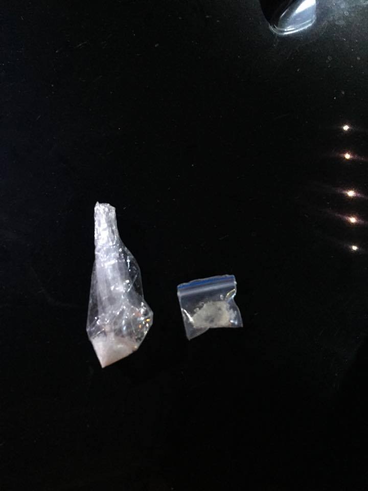 Hà Nội: Một phụ nữ ngồi trên xe ô tô 4 chỗ chứa nhiều vũ khí "nóng" - 2 Tang vật bị thu giữ