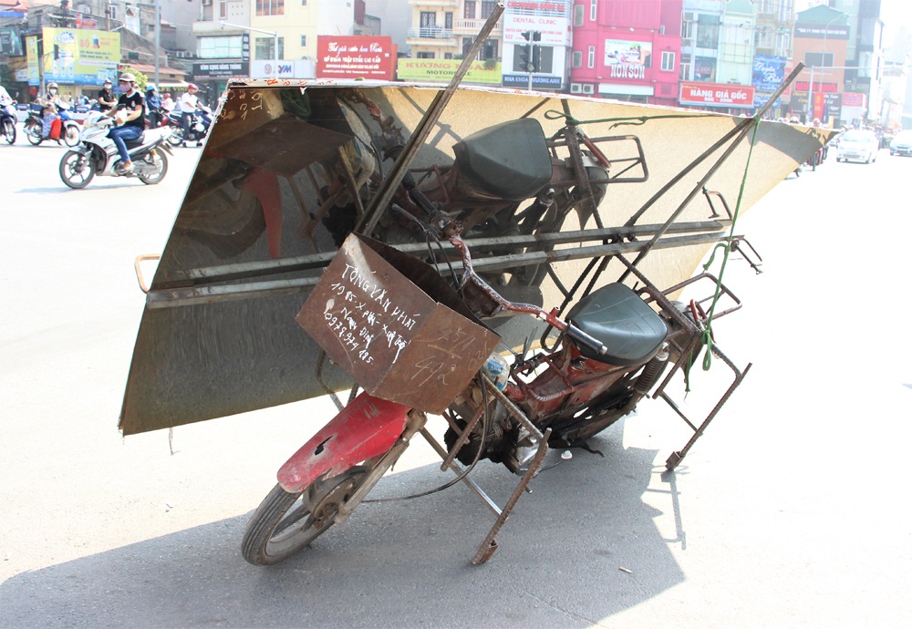 CSGT Hà Nội tiếp tục truy quét xe “cà tàng” - 5
Xe cũ nát, chở hàng rất cồng kềnh