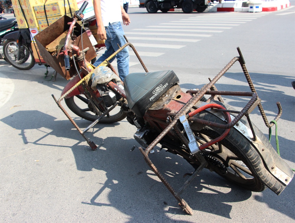 CSGT Hà Nội tiếp tục truy quét xe “cà tàng” - 2 CSGT Hà Nội tiếp tục truy quét xe “cà tàng” - 2