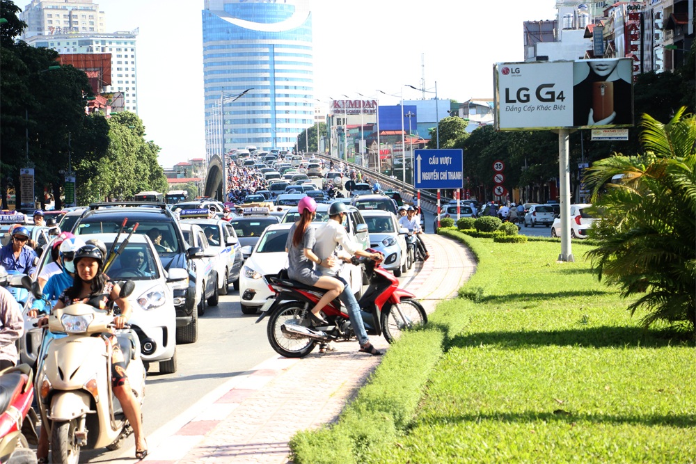 Hà Nội: Cầu vượt Nguyễn Chí Thanh ùn tắc kinh hoàng do... bùn - 15 Nhiều phương tiện xe máy tìm cách quay lại...