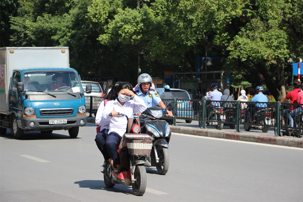 Hà Nội: “Vật vã” dưới cái nắng gay gắt đầu đông - 3 Nắng chói chang làm quáng mắt người đi đường