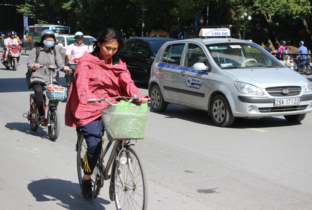 Hà Nội: “Vật vã” dưới cái nắng gay gắt đầu đông - 2 Hà Nội: “Vật vã” dưới cái nắng gay gắt đầu đông - 2