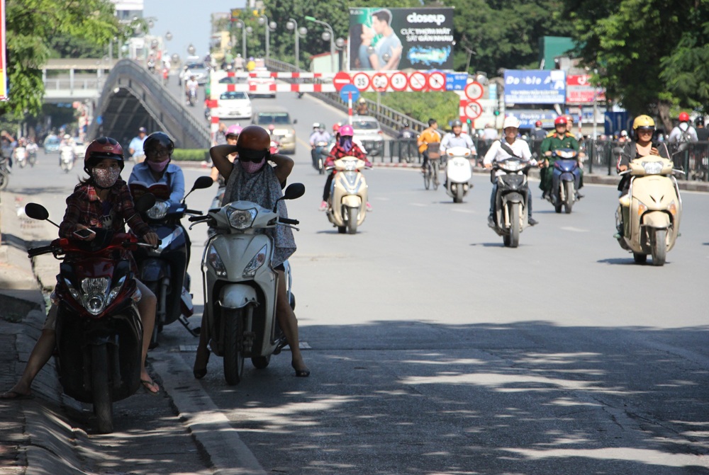 Hà Nội: “Vật vã” dưới cái nắng gay gắt đầu đông - 7 
Dừng xe vào chỗ râm mát để chỉnh lại trang phục chống nắng