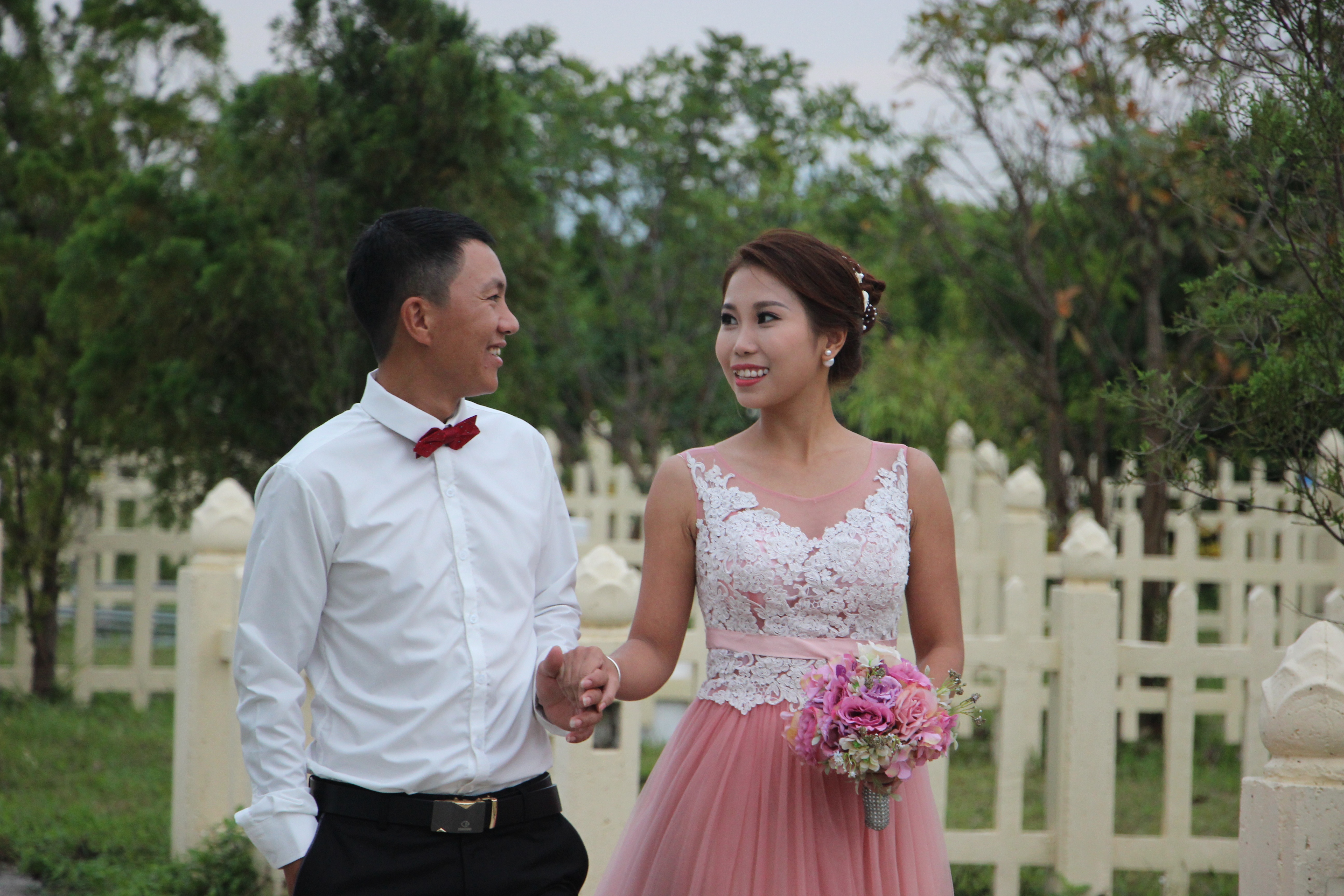 Chụp ảnh cưới ở... nghĩa trang - 4