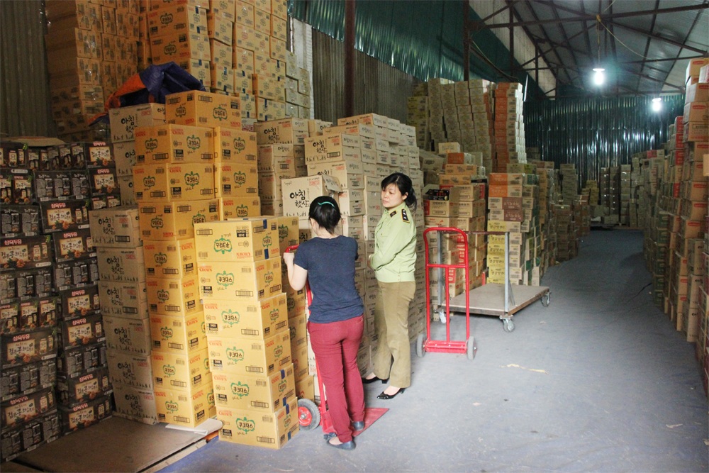 Hà Nội: Phát hiện hàng chục tấn bánh kẹo, mỹ phẩm…nghi hàng lậu - 3 Lực lượng chức năng đang kiểm tra kho hàng