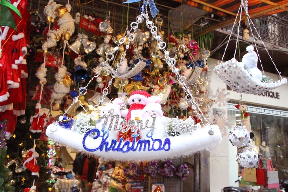 Phố cổ Hà Nội rực rỡ sắc màu Noel - 6
Sản phẩm này có giá 200.000 đồng.