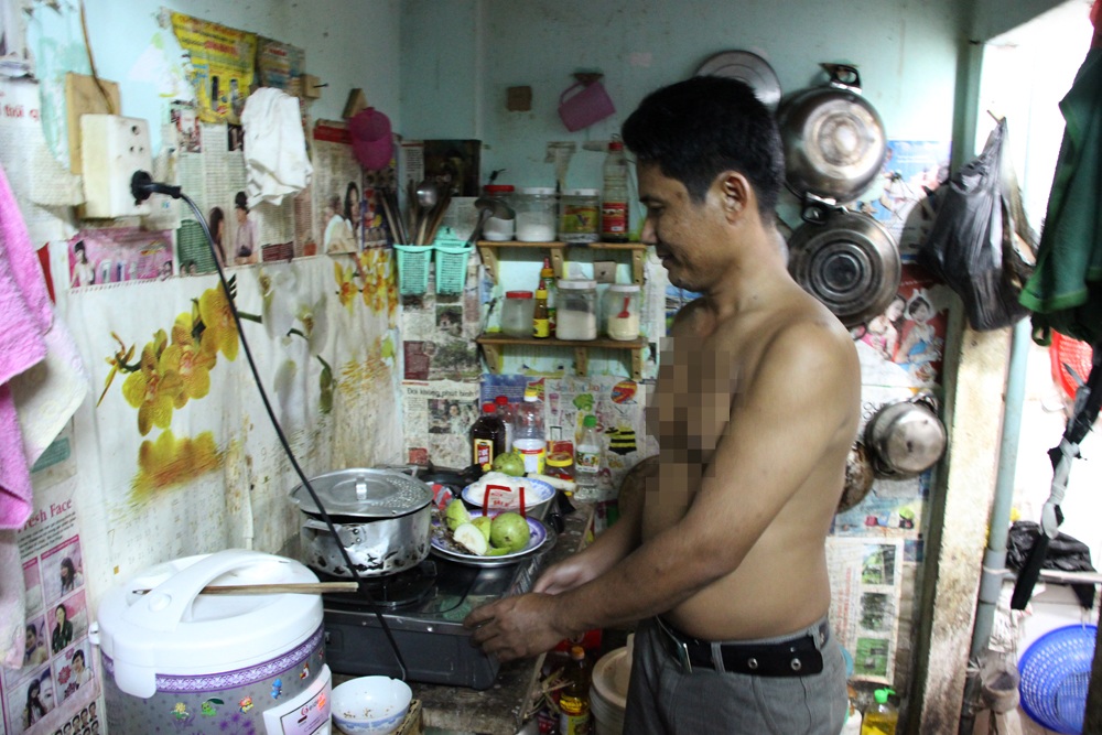 “Nỗi ám ảnh” mang tên Hộ khẩu của lao động di cư - 1 Vợ chồng anh Sơn Mon (39 tuổi, ở Hòa Bình, Bạc Liêu) lên khu công nghiệp Tam Phước (Long Thành, Đồng Nai) làm ăn được 6 năm. Hiện 2 vợ chồng anh vẫn phải thuê 1 căn phòng rộng chừng 10m2, điều kiện sinh hoạt thiếu thốn, đồng lương công nhân ít ỏi. Gia đình anh Sơn Mon, cũng giống như bao công nhân khác, cũng chịu nhiều thiệt thòi về các vấn đề an sinh xã hội do không có hộ khẩu.