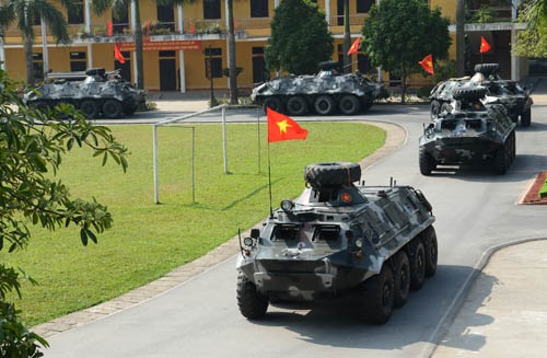 Cơ động nhanh bằng xe thiết giáp