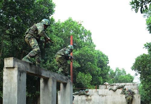 Xem chiến sĩ cận vệ bí mật tiếp cận, nhắm bắn mục tiêu - 13