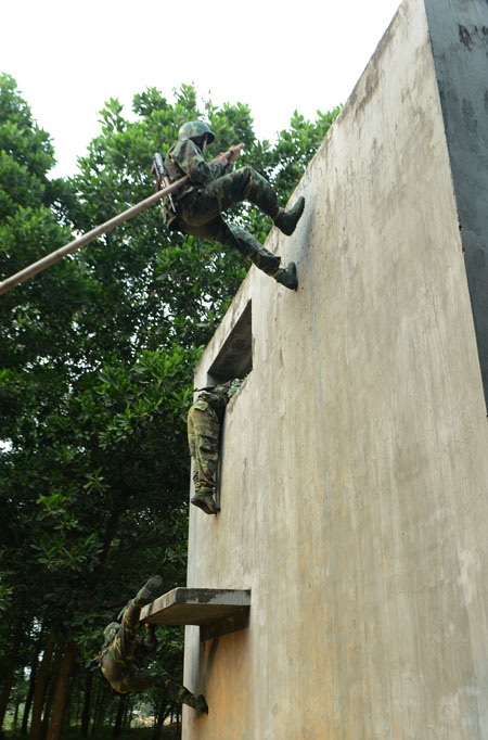 Xem chiến sĩ cận vệ bí mật tiếp cận, nhắm bắn mục tiêu - 12