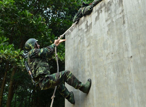 Xem chiến sĩ cận vệ bí mật tiếp cận, nhắm bắn mục tiêu - 11