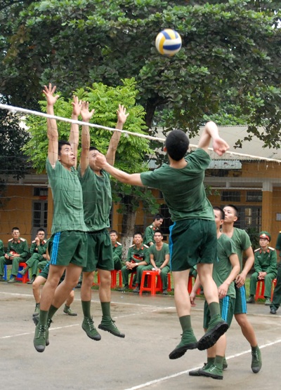 
Tranh chấp quyết liệt trên không.
