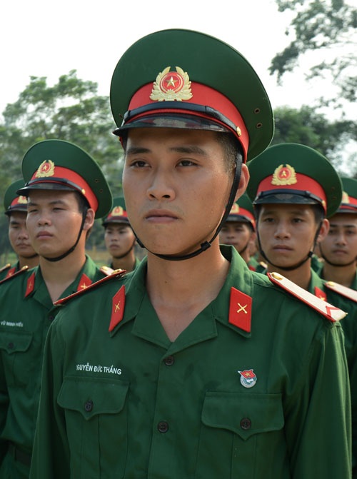 Chiến sĩ trẻ trong hàng quân