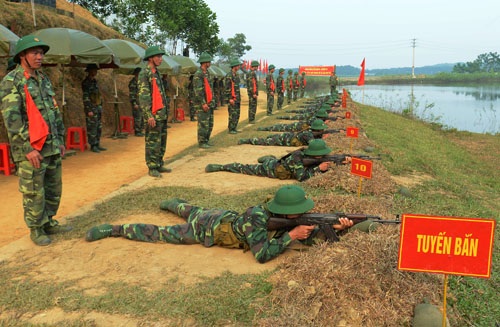 Trên bãi tập bắn súng bộ binh
