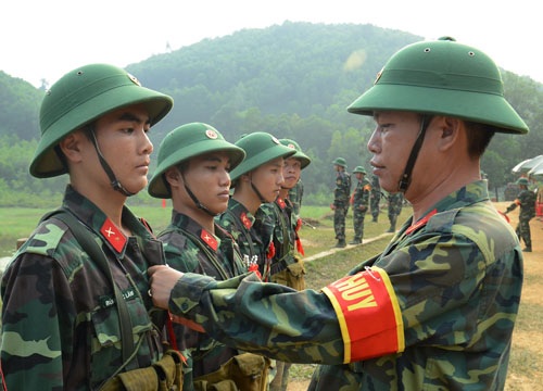 Tặng hoa các chiến sĩ bắn giỏi