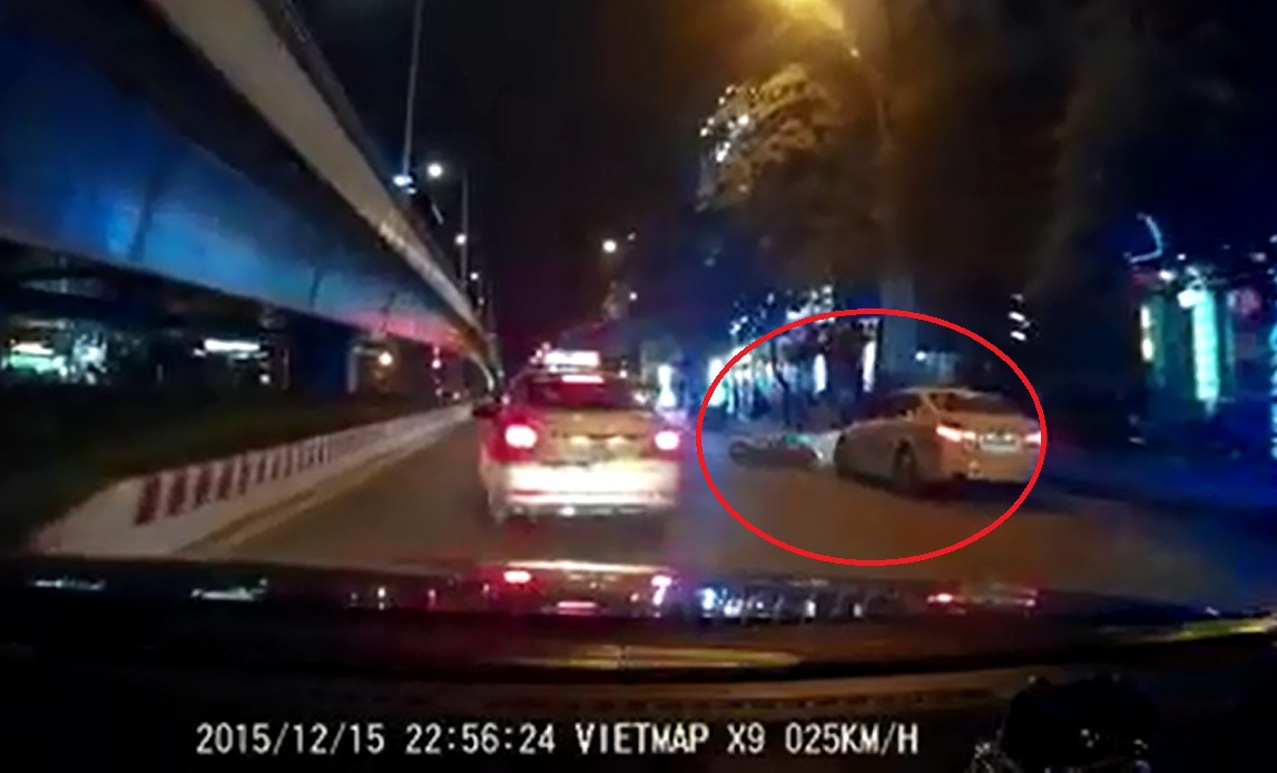 Hà Nội: Ô tô "điên" đâm liên tiếp 2 xe máy rồi bỏ chạy - 1 Ô tô điên (trong vòng tròn đỏ) đâm trúng 1 xe máy đầu tiên, đang tìm cách bỏ chạy (ảnh cắt từ clip)