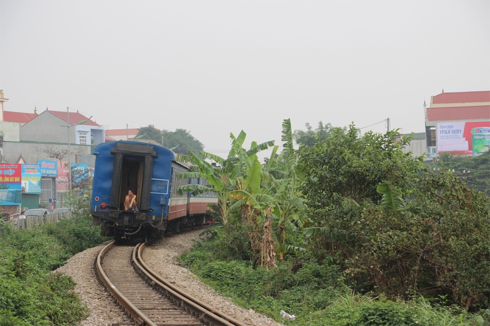 Vụ tai nạn đường sắt ở Hà Nội: Giải cứu đầu tàu, thông đường sắt - 2
Toa tàu chờ sẵn để kéo đầu máy tàu hỏa gặp nạn rời khỏi hiện trường
