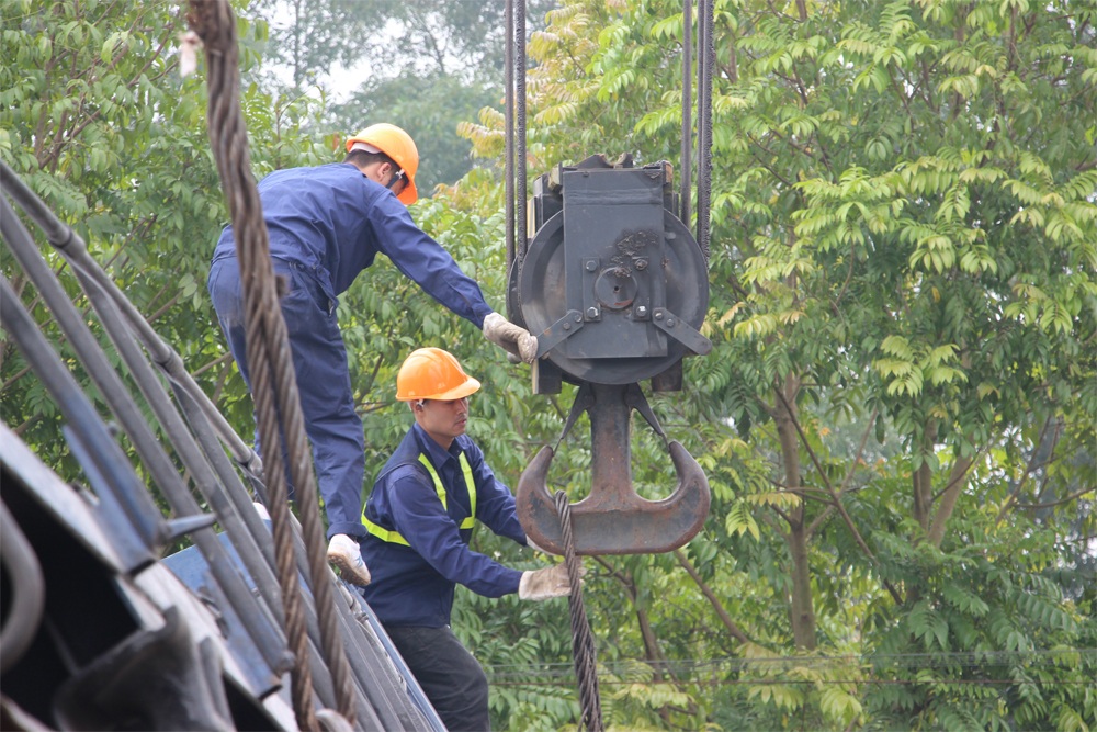 Vụ tai nạn đường sắt ở Hà Nội: Giải cứu đầu tàu, thông đường sắt - 12 Vụ tai nạn đường sắt ở Hà Nội: Giải cứu đầu tàu, thông đường sắt - 12