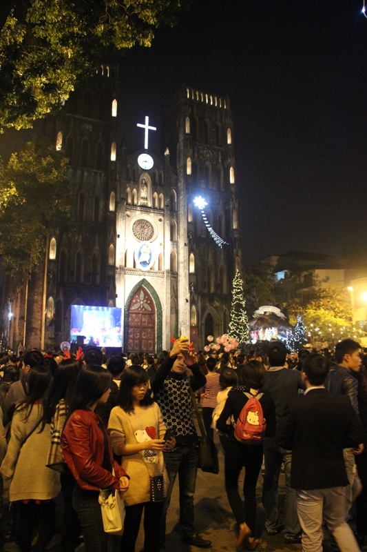 Hàng nghìn người tập trung trước cửa Nhà thờ Lớn