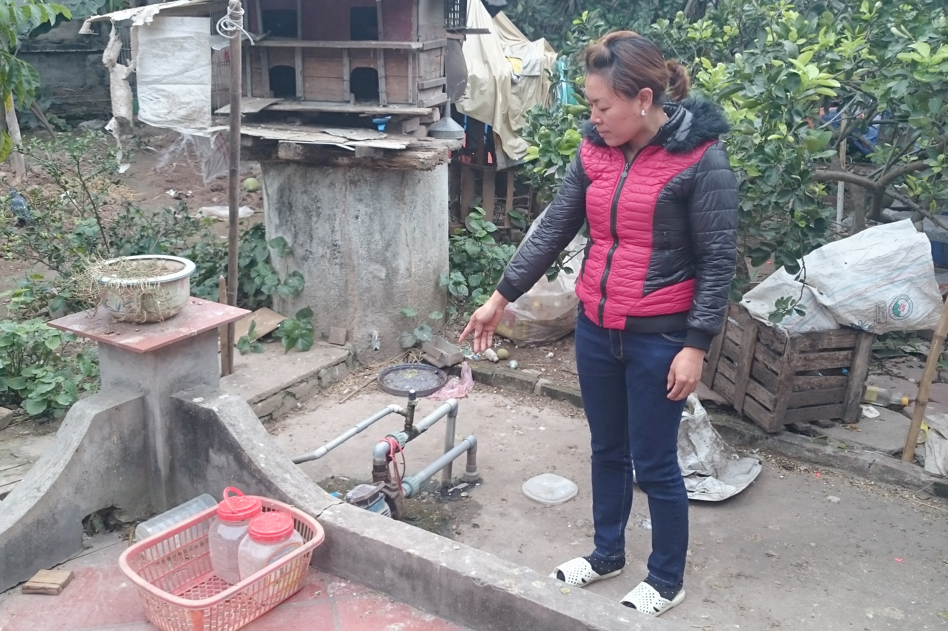 Hà Nội: Trạm cấp nước sạch “đắp chiếu” 6 năm, dân dài cổ ngóng - 3 Chị Trịnh Thu Hà cho biết, nguồn nước sinh hoạt của cả gia đình là nhờ cái giếng khoan này