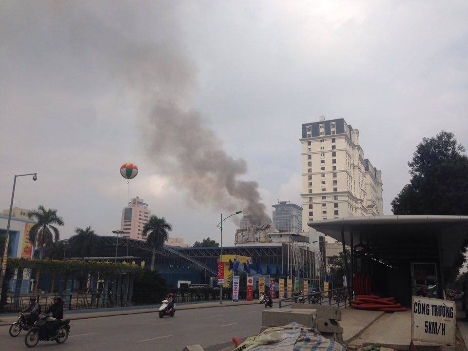 Khách sạn cháy nhìn từ xa