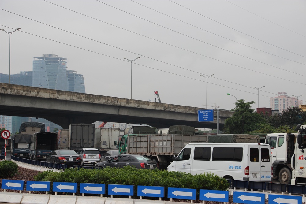 Hà Nội: Ô tô kẹt cứng hàng kilomet ở đường trên cao - 3 Hà Nội: Ô tô kẹt cứng hàng kilomet ở đường trên cao - 3