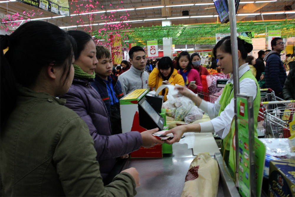 Người Hà Nội ùn ùn vào siêu thị sắm Tết - 8
Quầy thanh toán tiền luôn rất đông khách hàng đứng đợi.