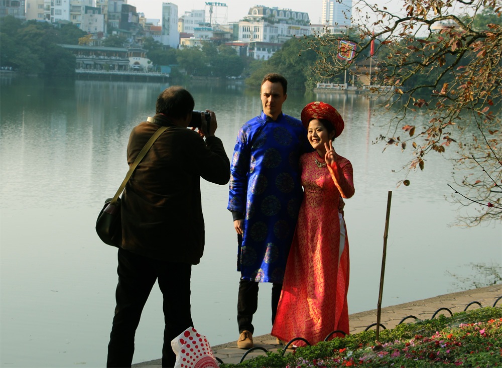 Hồ Hoàn Kiếm nhộn nhịp chiều cuối năm - 12