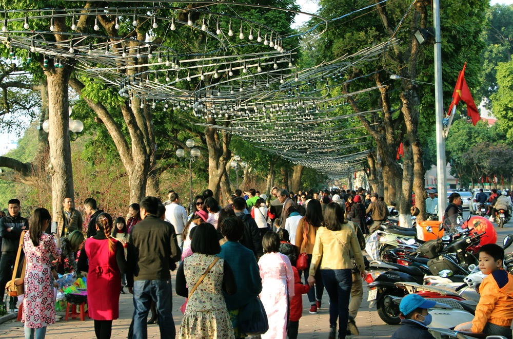 Hồ Hoàn Kiếm nhộn nhịp chiều cuối năm - 1