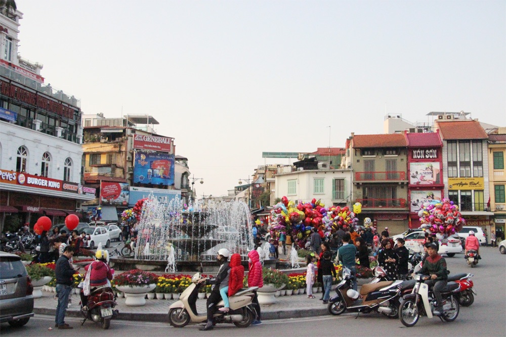 Quảng trường Đông Kinh Nghĩa Thục tập nập hơn ngày thường