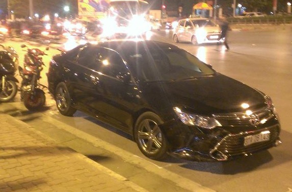 Hà Nội: Ô tô "điên" đâm liên tiếp xe máy, nhiều người bị thương - 2 Xe ô tô 4 chỗ bị hư hỏng nhẹ phần đầu