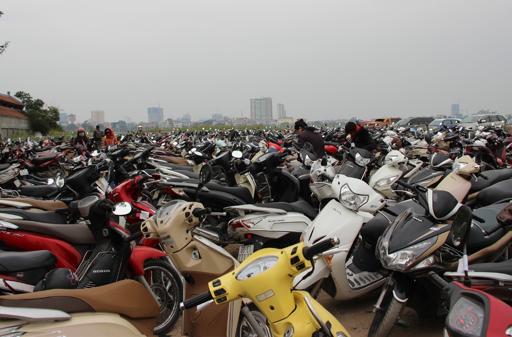 Người dân phấn khởi được gửi xe miễn phí tại Phủ Tây Hồ - 2 Người dân phấn khởi được gửi xe miễn phí tại Phủ Tây Hồ - 2