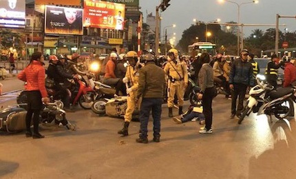 Hà Nội: Ô tô "điên" đâm liên tiếp xe máy, nhiều người bị thương - 1 Hiện trường vụ tai nạn